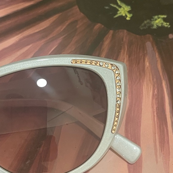 NWOT Guess White Sunglasses with gold Details , cleaning cloth and case - Picture 8 of 8